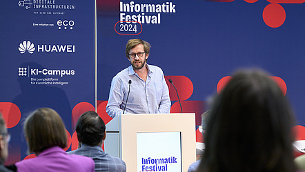 Stefan Wallentowitz auf der Bühne des Informatik Festivals
