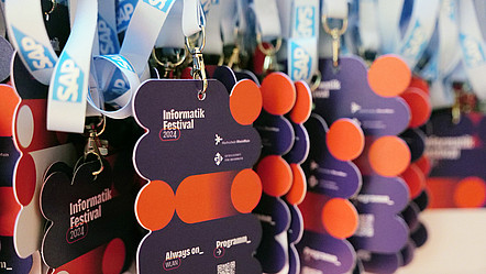 Mehrere Badges des INFORMATIK Festivals 2024.
